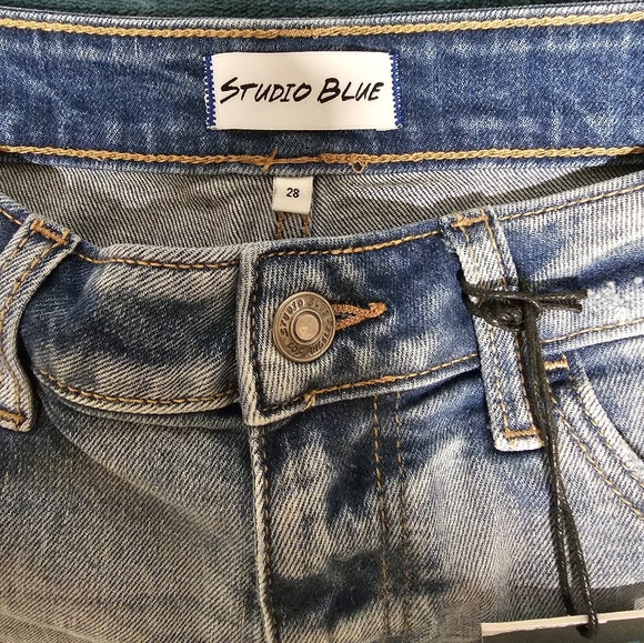 3/$25 🆕 Studio Blue Denim Shorts size 8/29 - Picture 2 of 3